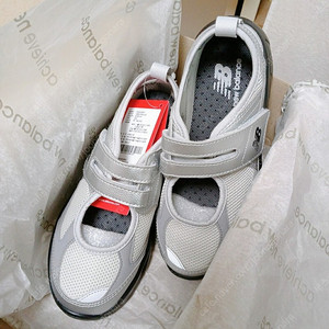 뉴발란스 브리즈 메탈릭 실버 129000원