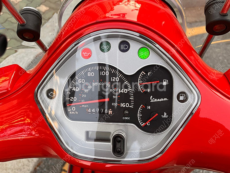 Vespa gts300--4