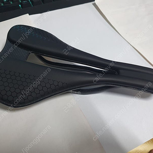 쿠션있는 카본안장 판매합니다 미사용 새제품입니다