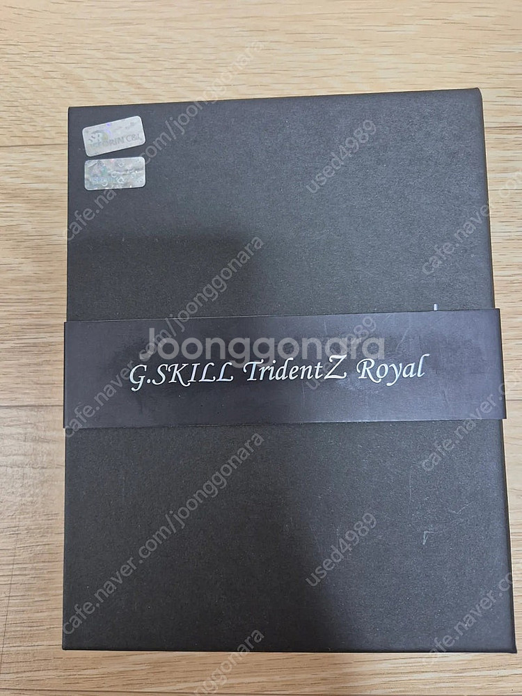 지스킬 트라이던트 Z 로얄 ddr4 8x2 16g팝니다...--0