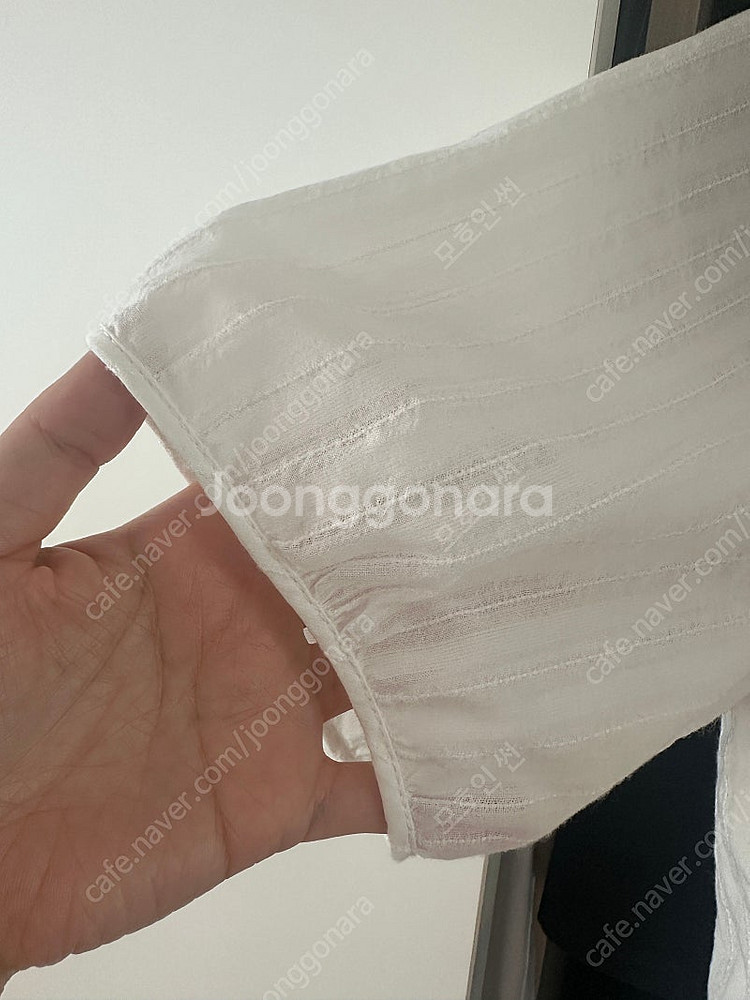 에이티코너 러플 핀턱 블라우스 화이트--9
