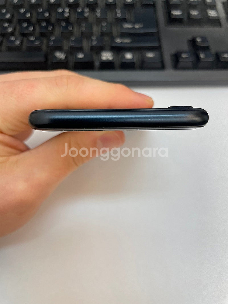 아이폰SE3 블랙 64GB 해외판 배터리98% 상태좋은...--4
