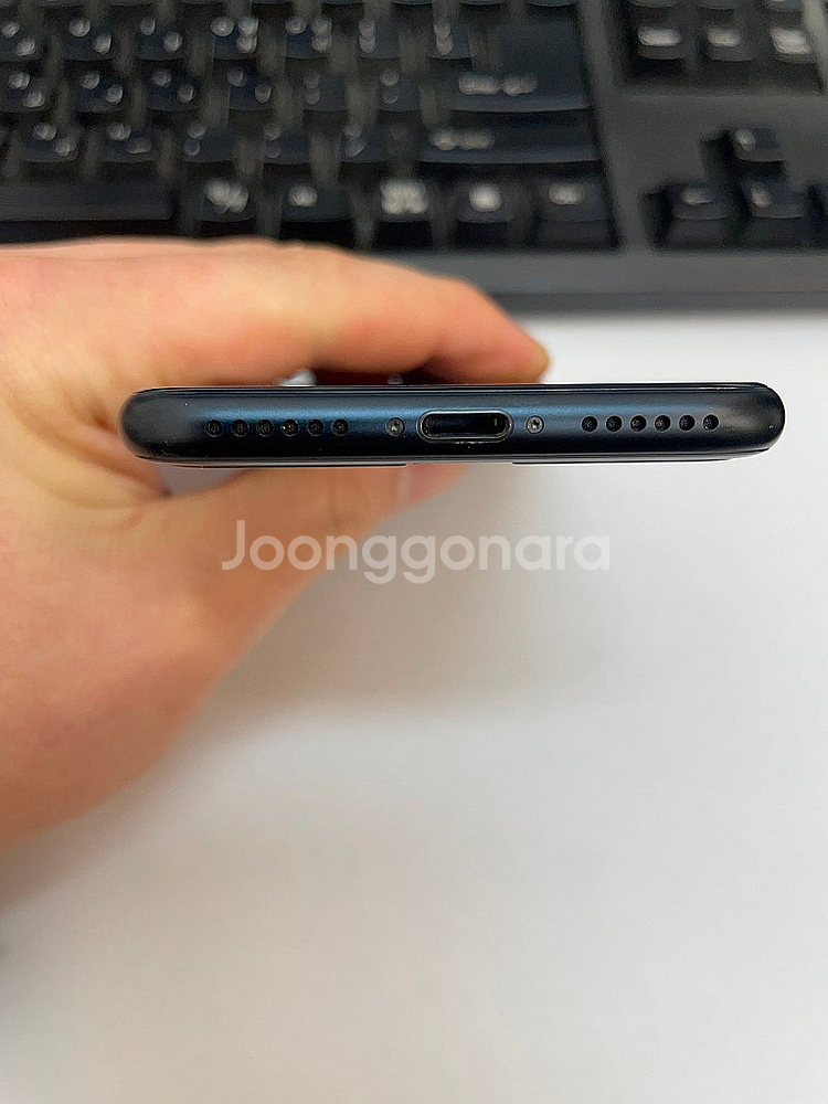 아이폰SE3 블랙 64GB 해외판 배터리98% 상태좋은...--6