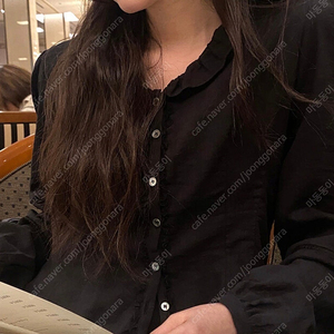새상품 킨다베이지 라피아 브이넥 레이스 블라우스 블랙