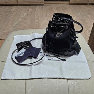 프라다 1BE055 나일론 버킷백 블랙 테수토 포코노 사피아노 레더 트리밍 은장 삼각 토트백 숄더백