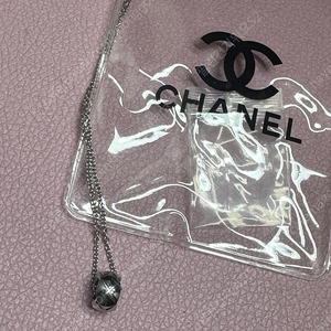 새상품 샤넬 코코 실버 목걸이 스몰, 택배비 포함 45000원 판매해요.