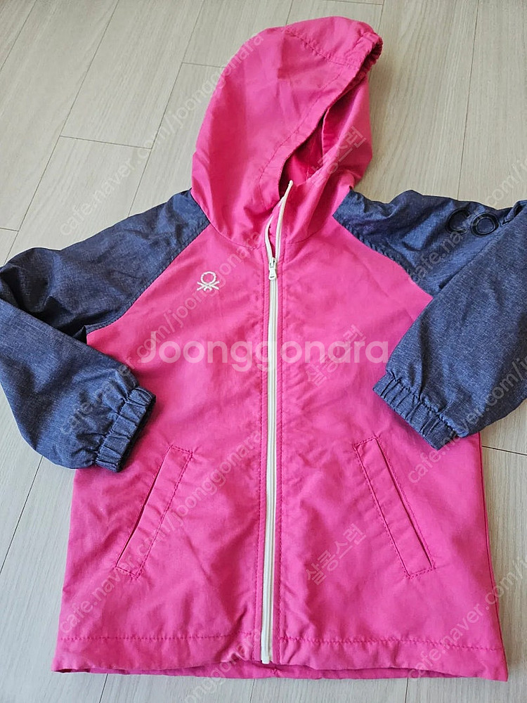 여아 110사이즈 베네통바람막이 실내복--1