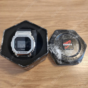 지샥 주우재 시계 GM-5600ub-1dr 실버