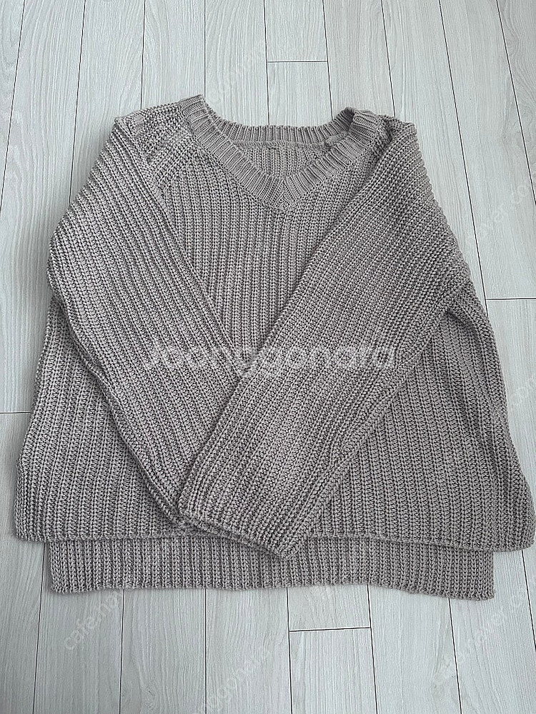 바이씨니 브이넥 루즈핏 니트 새옷.--0