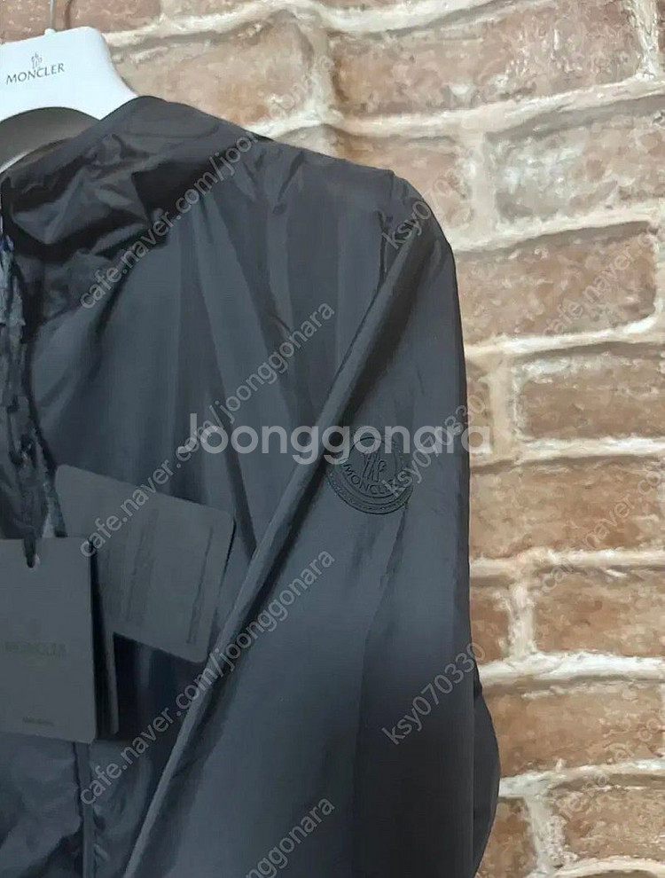몽클레어 24ss 블랙와펜 알고비아 바람막이--1