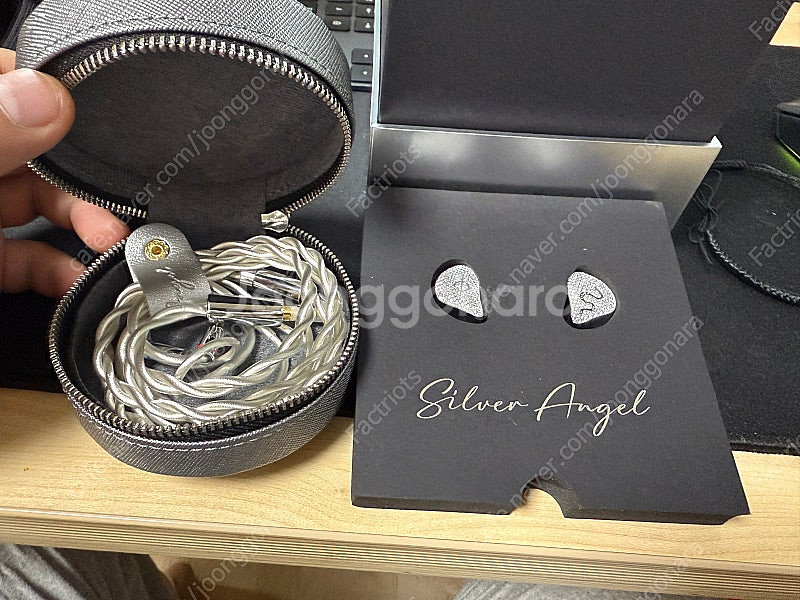 EarAcoustic 실버엔젤 금속쉘 1dd 이어폰 판매합니다.--0