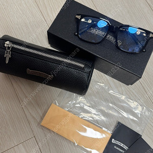 새상품 크롬하츠 안경 풀박스 택배비 포함 85000원 저렴히 판매해요.