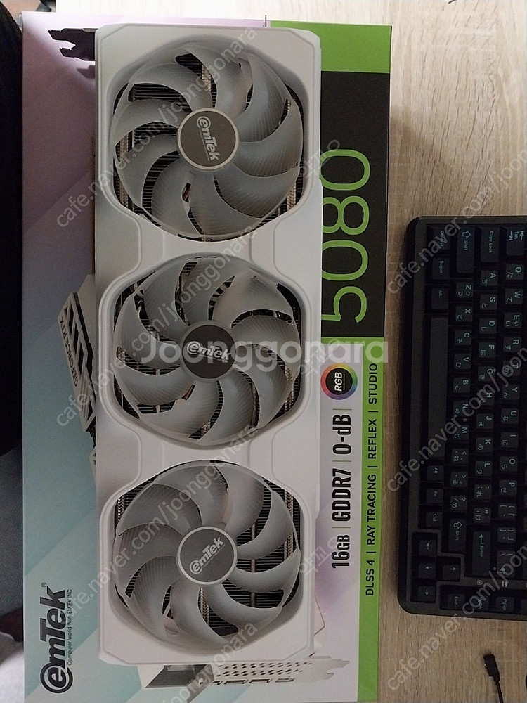 이엠텍 RTX5080 미라클 화이트 165만원--4