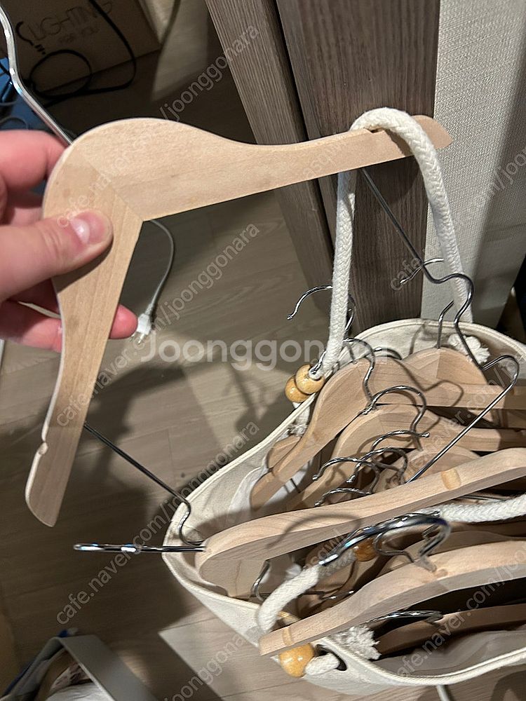옷가게 폐업으로 아동 옷걸이 떨이 칩니다--0