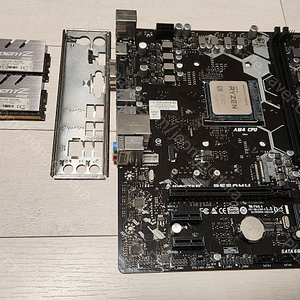 [안전거래 가능] 5700X3D + B550M + DDR4 3200 16GB