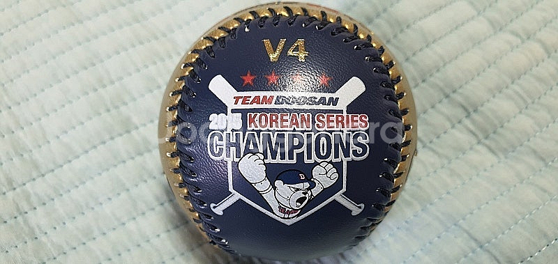 두산베어스 우승(V4) 골드 엠보싱볼 팔아요--0