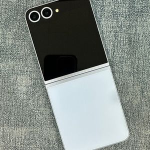 (새상품급) 갤럭시Z플립6 256G 블루 24년 8월개통 62만원 판매해요
