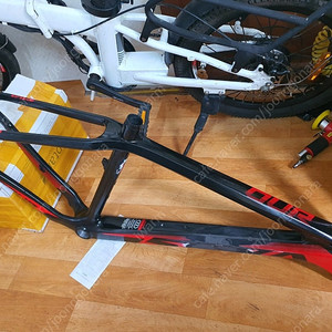 망가진 mtb 카본 프레임