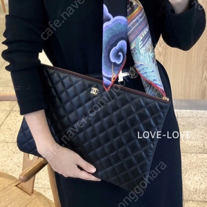 샤넬 캐비어 클러치/클러치백 라지 정품A급(보증서O) 구찌루이비통고야드프라다샤넬디올보테가베네타입생로랑발렌시아가셀린느미우미우버버리톰브라운에르메스명품버킷백호보백가방크로스백숄더백토트백