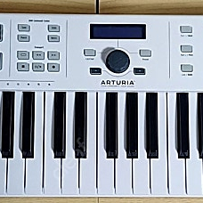 ARTURIA Keylab Essential 61 화이트 거의 새제품 판매합니다. (키랩에센셜 아투리아 마스터키보드 )