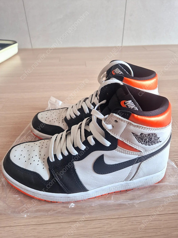 나이키 에어조던1 일렉트릭 오렌지 260 팝니다. 이미지