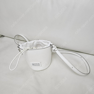 마르지엘라 화이트 버킷백