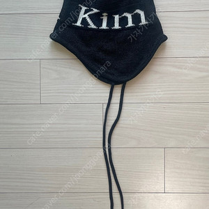 마땡킴 로고 자카드 이어플랩 비니 (블랙)