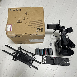 Sony Fs5 세트 판매합니다. Sony FS5 + 배터리 4개 + 스몰리그 + 어깨리그 + 128GB 메모리카드 포함