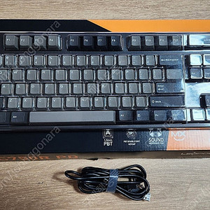 레오폴드 FC750R PD 은축 판매합니다.