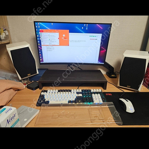 컴퓨터 본체 , 모니터 , 스피커 , 키보드 , 마우스 팝니다.