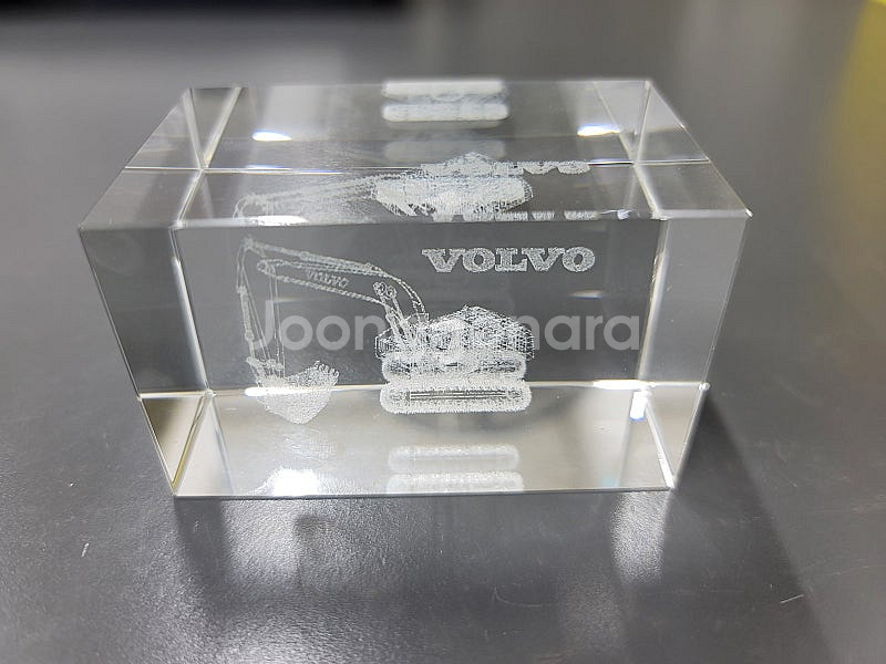 크리스탈 문진(볼보 굴삭기 형태를 레이저로 새긴)을 1.5만원에 팝니다.--2