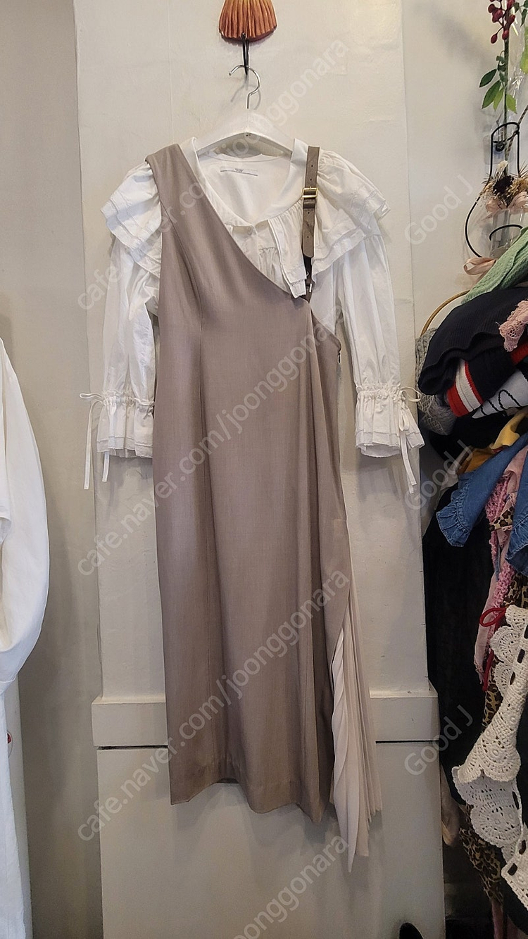 rienda 언발 원피스. 쟈니헤잇재즈 프릴 블라우스--1