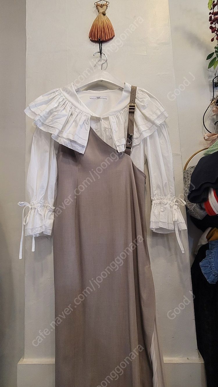 rienda 언발 원피스. 쟈니헤잇재즈 프릴 블라우스--6