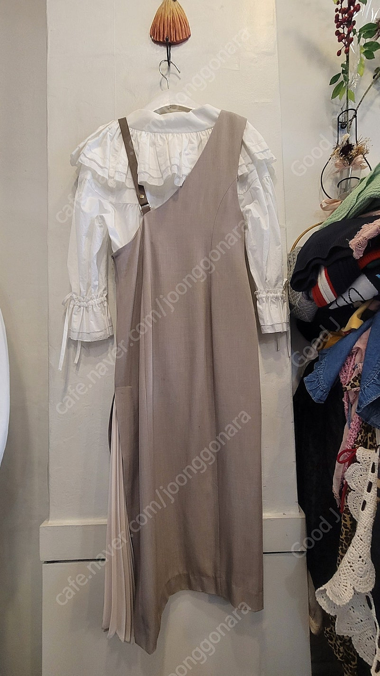 rienda 언발 원피스. 쟈니헤잇재즈 프릴 블라우스--7