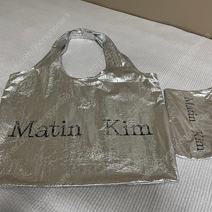 마뗑킴 크랙 로고 글로시 에코백 실버