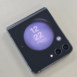 갤럭시 Z플립5 블랙색상 256기가 24년 3월개통 무잔상 잘펴지는폰 38만에 판매해요