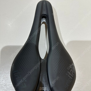 셀레 이탈리아 노부스 부스트 카본 레일 안장 판매