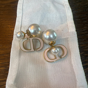 디올 진주귀걸이. dior