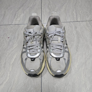 나이키 V2K런 (HJ4497-100) 270사이즈 팝니다