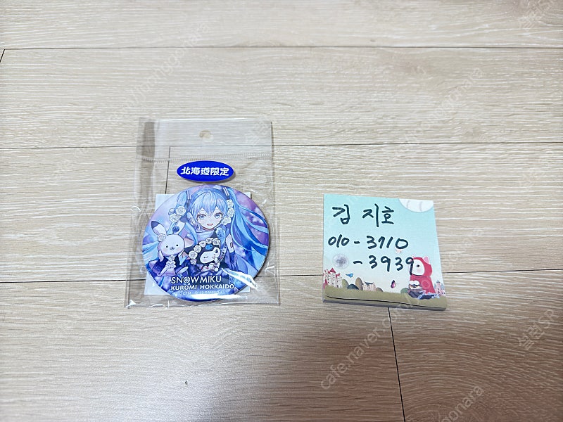 하츠네미쿠 유키미쿠 쿠로미 캔뱃지 75mm 새제품 팝니다.