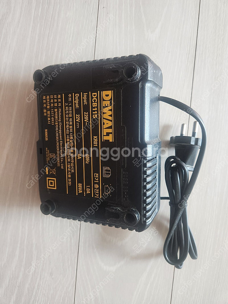 디월트 고속충전기 (5회정도사용함)--1