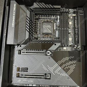 asus z690 extreme 팝니다.