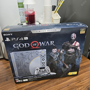 ps4 pro 갓오브워 리미티드 에디션 1테라 판매해요. 게임 2개 포함