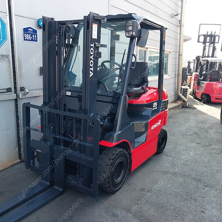 도요타 중고 전동지게차 2.5톤 싸이드쉬프트장착 2015년식 상품배터리 2단3000MM--2