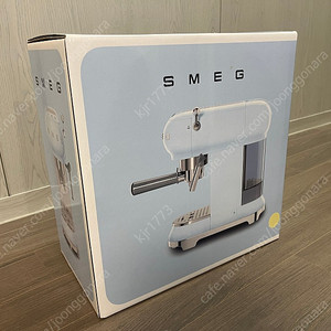 스매그(smeg) 반자동 커피머신(크림색)
