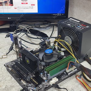 i7 4790 + 기가바이트 GA-B85m-D3H + 16램 + 기본 동쿨러