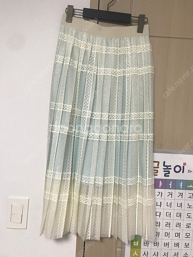 주크 화이트 레이스에 하늘색 안감 샤스커트--0