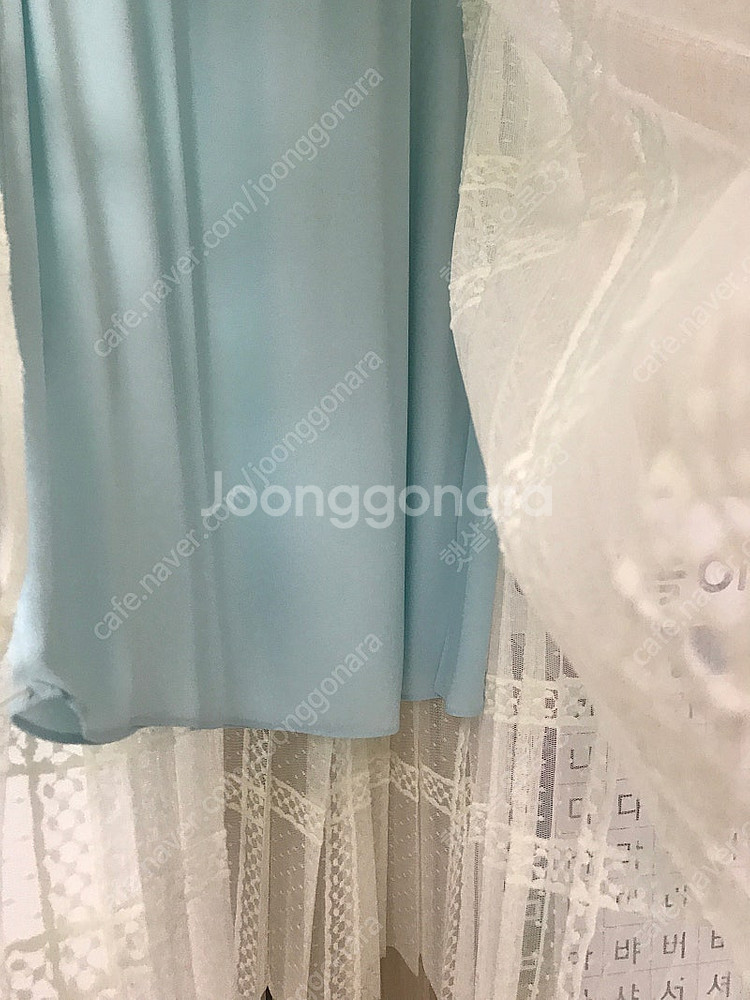 주크 화이트 레이스에 하늘색 안감 샤스커트--2