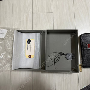 톰브라운 페블 그레인 레더 스트라이프 집어라운드 지갑 블랙