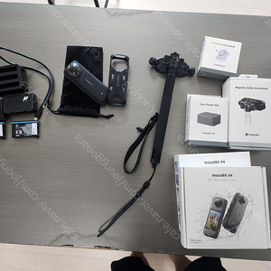 인스타360 X4 판매합니다. 추가구성품 많아용